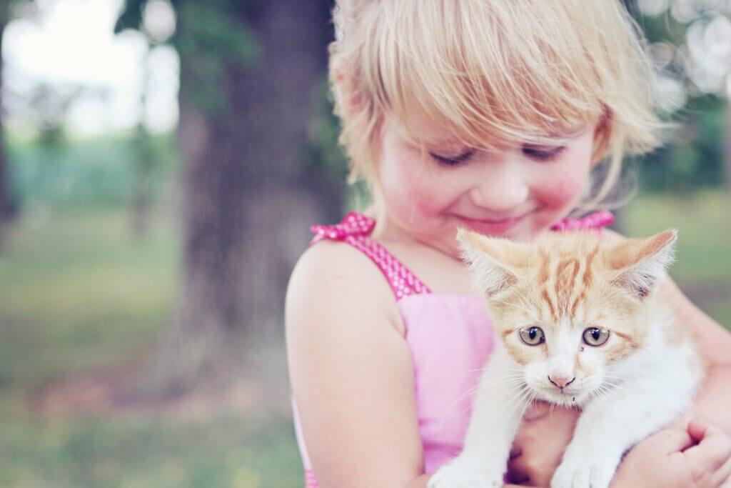 chaton et enfant