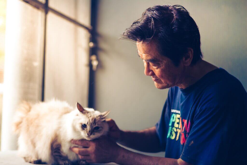 homme qui caresse un chat