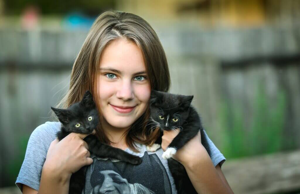 fille avec deux chats