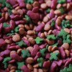 croquettes colorées pour chat