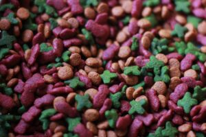 croquettes colorées pour chat