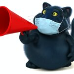 chat portant un masque et un haut-parleur